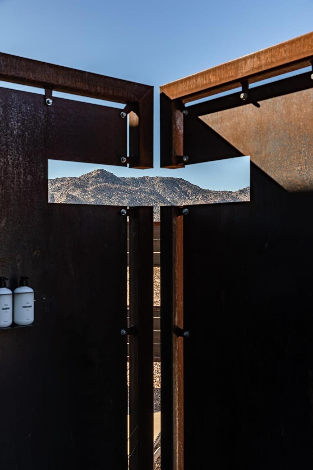 Shelter 2 L A Classic At Joshua Tree Park Entrance Buitenkant foto